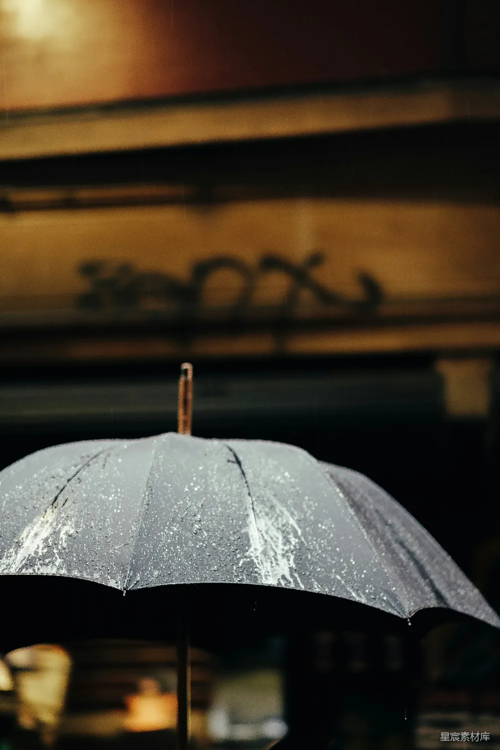 高清摄影 打开黑色雨伞于建筑之间