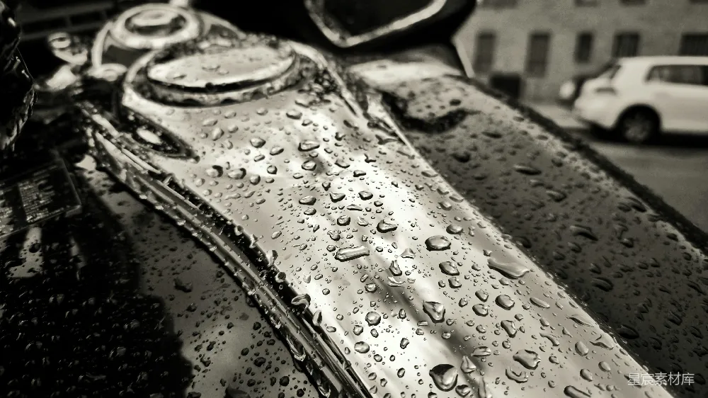 高清摄影 一张黑白照片中的淋雨摩托车