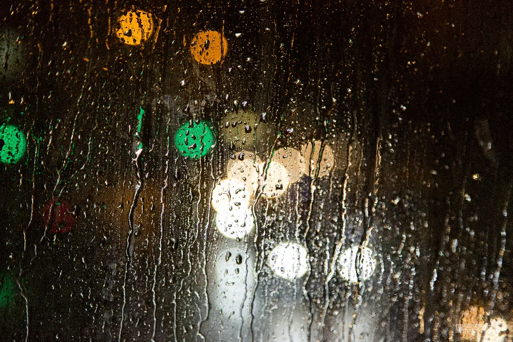高清摄影 夜间雨滴遮挡彩色灯光。