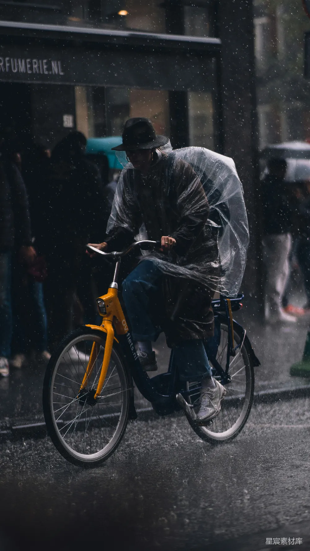 高清摄影 雨中骑车的男人