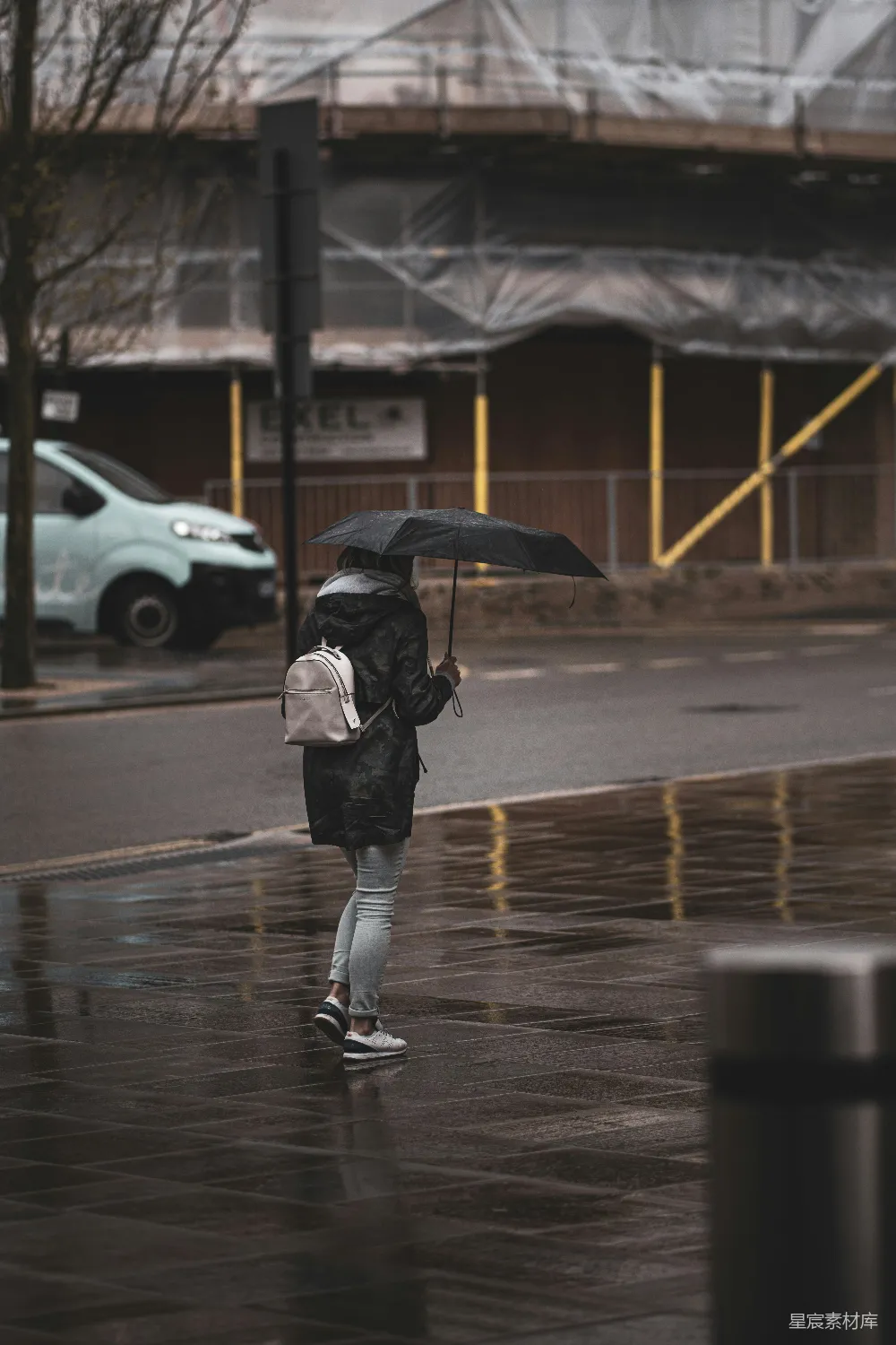 高清摄影 黑色夹克和黑色长裤的人手持雨伞在白天走在人行道上