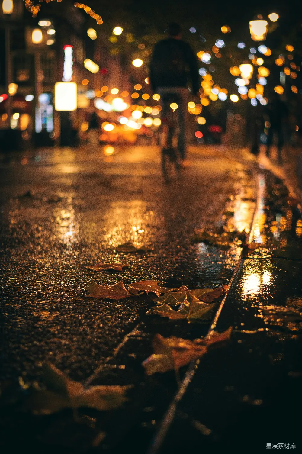高清摄影 一个人在人行道上行走