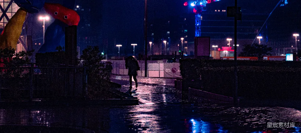 高清摄影 黑色夹克的男人在夜间的步行道上走着