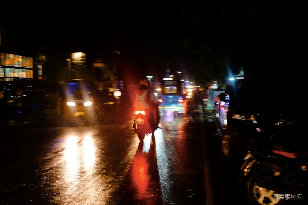 高清摄影 夜间湿滑反光的道路交通。