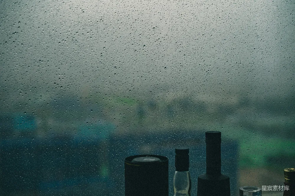 高清摄影 几瓶酒放在窗台上面