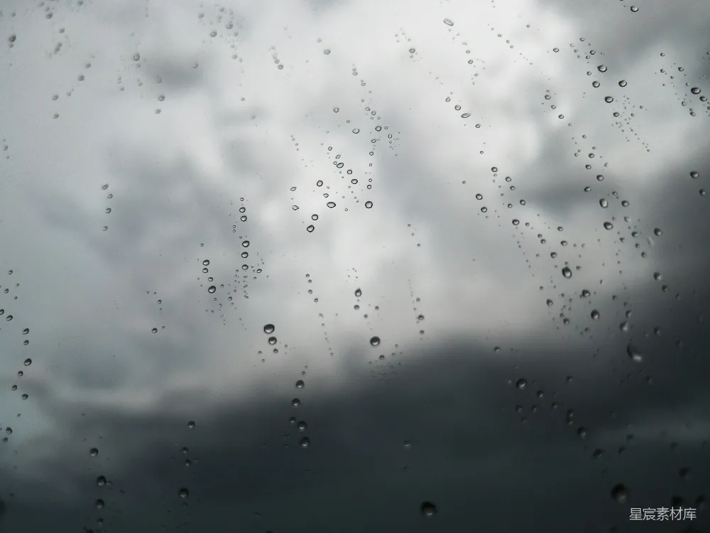 高清摄影 很多雨滴在玻璃窗上