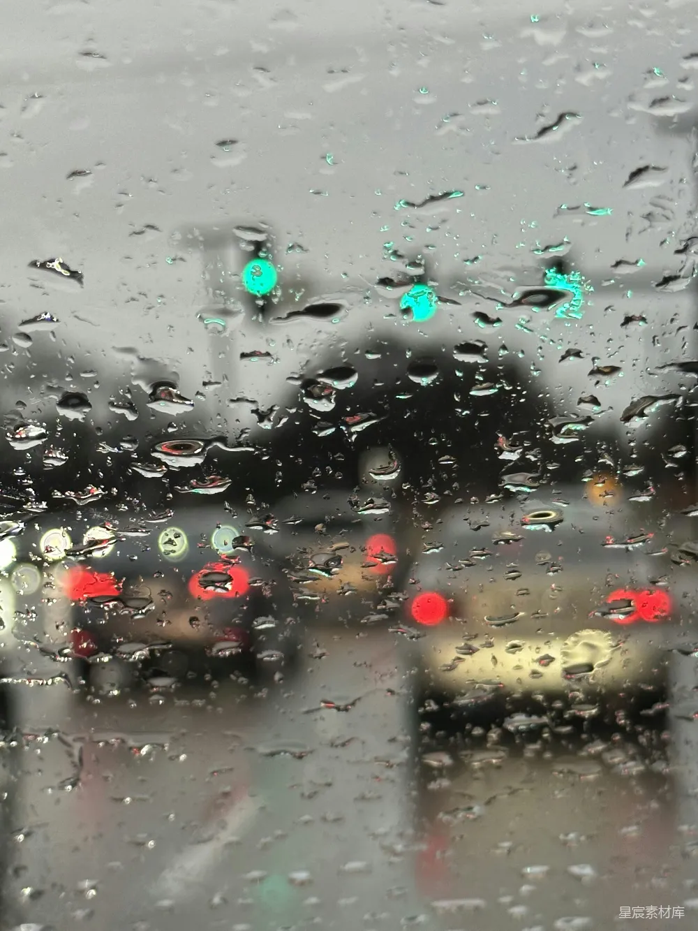 高清摄影 透过蒙上雨水的窗户看去的一番景象