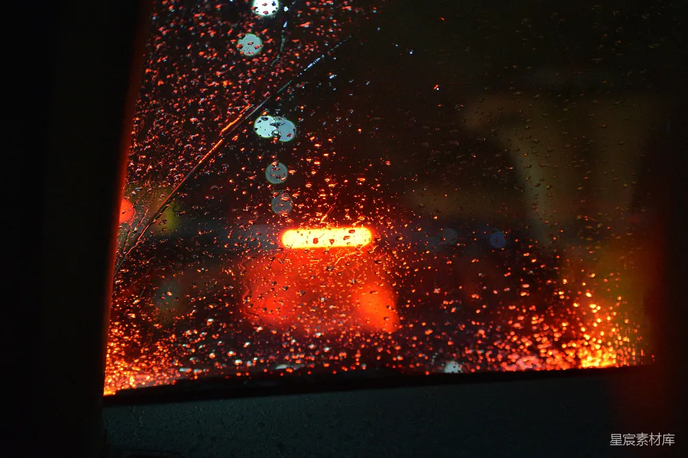 高清摄影 透过蒙上雨水的窗户看一条街道的景象