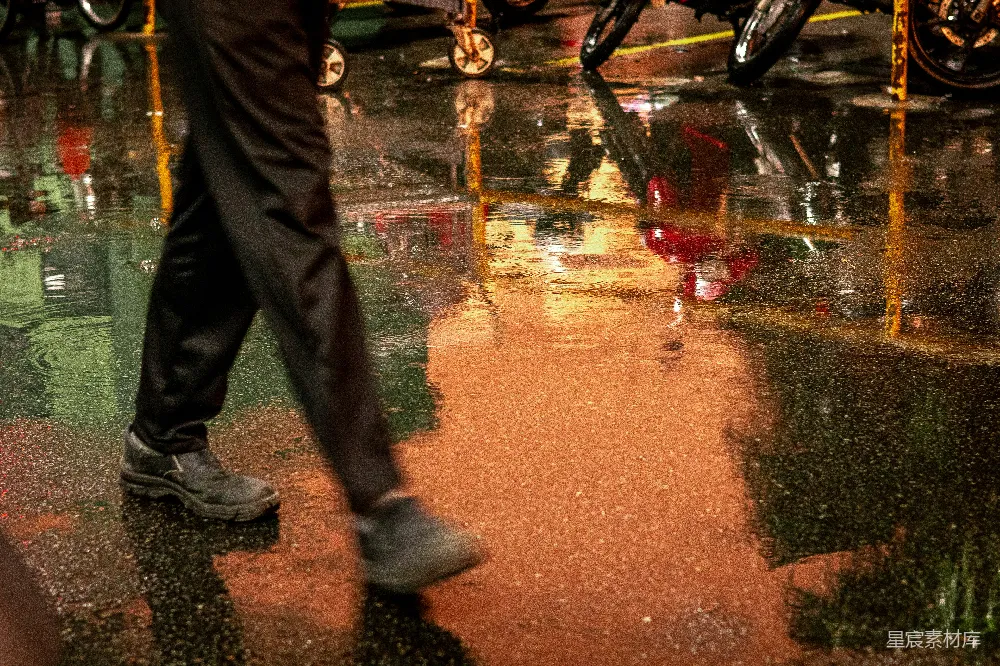 高清摄影 湿地上行走的人影 reflections