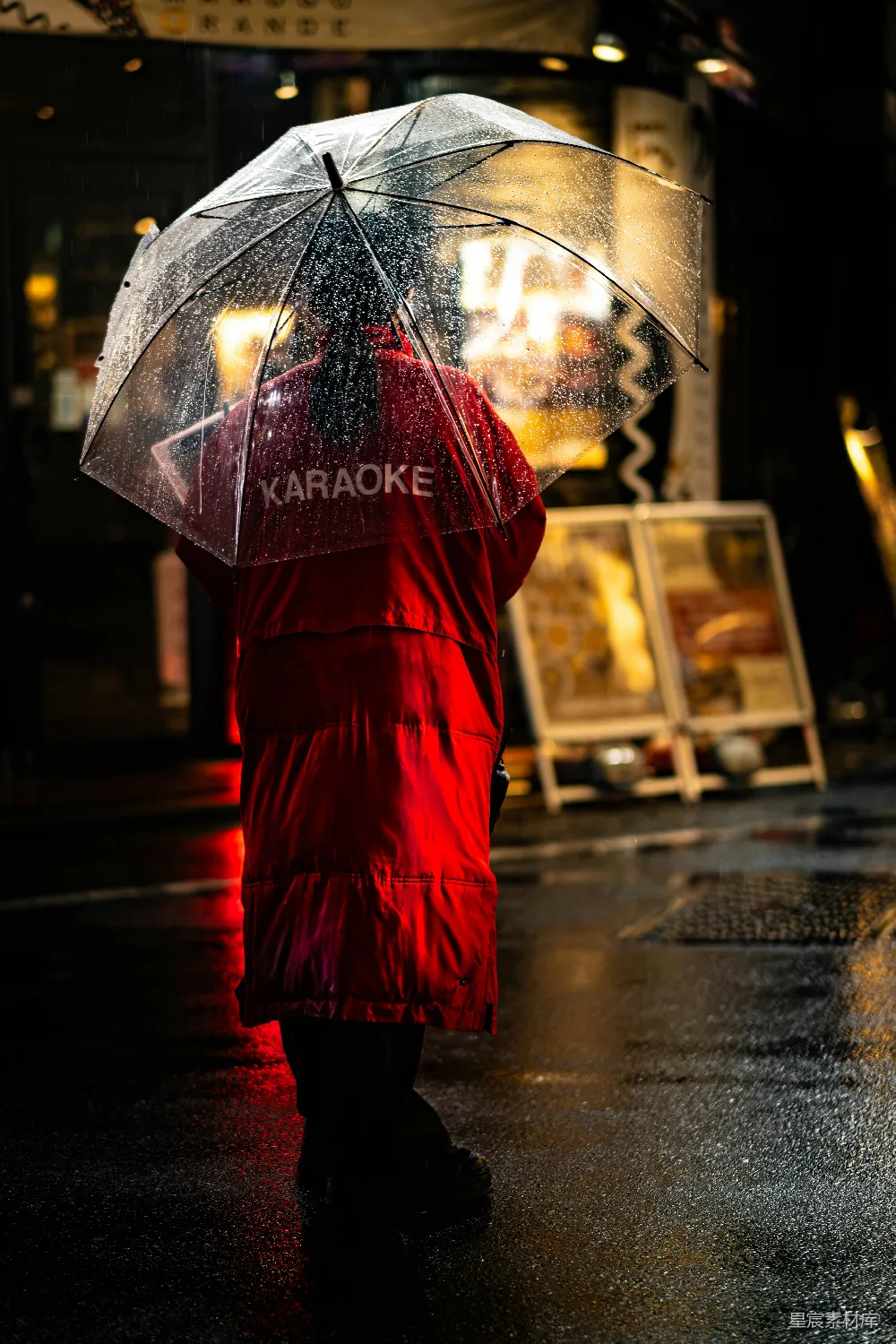 高清摄影 红衣人在雨夜中撑伞