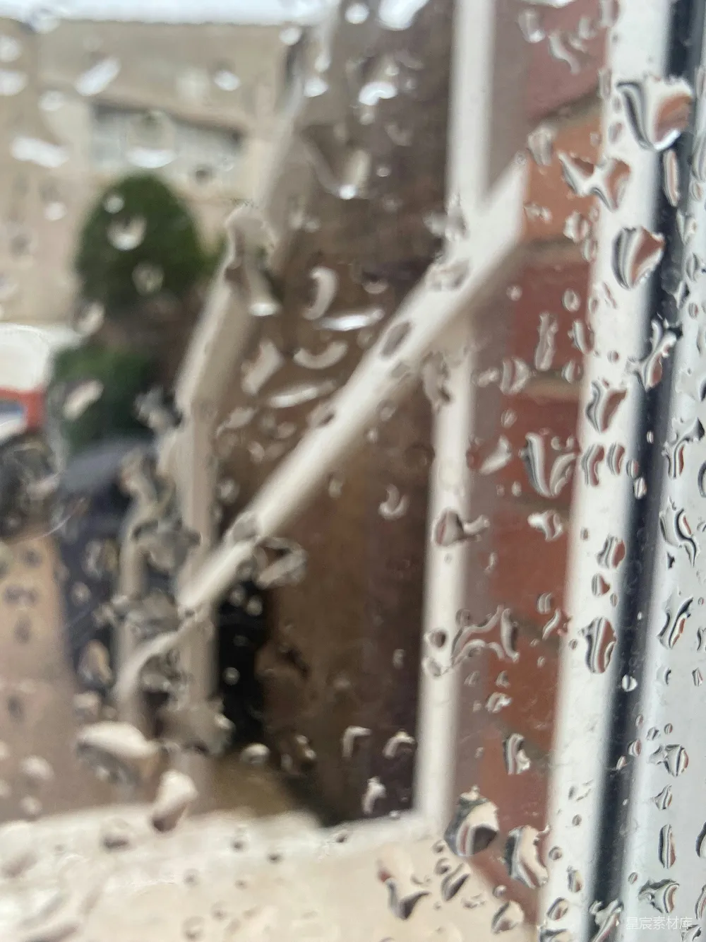 高清摄影 透过蒙上雨水的窗户看去的一幢建筑的景象