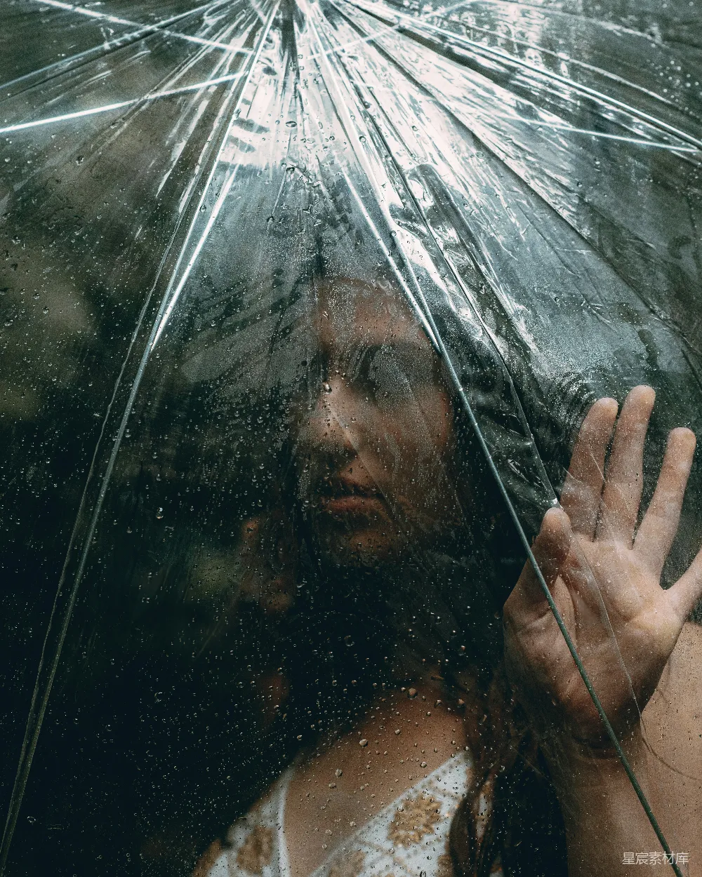 高清摄影 伞下的女人触摸着雨。