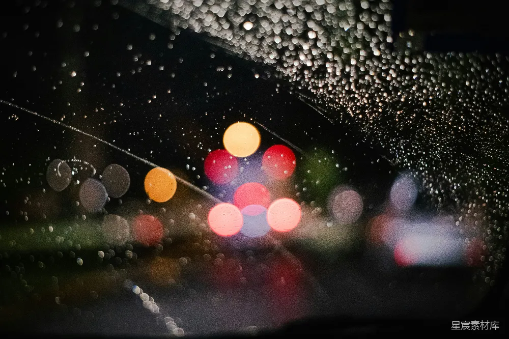 高清摄影 夜幕下的车窗上滴着雨水