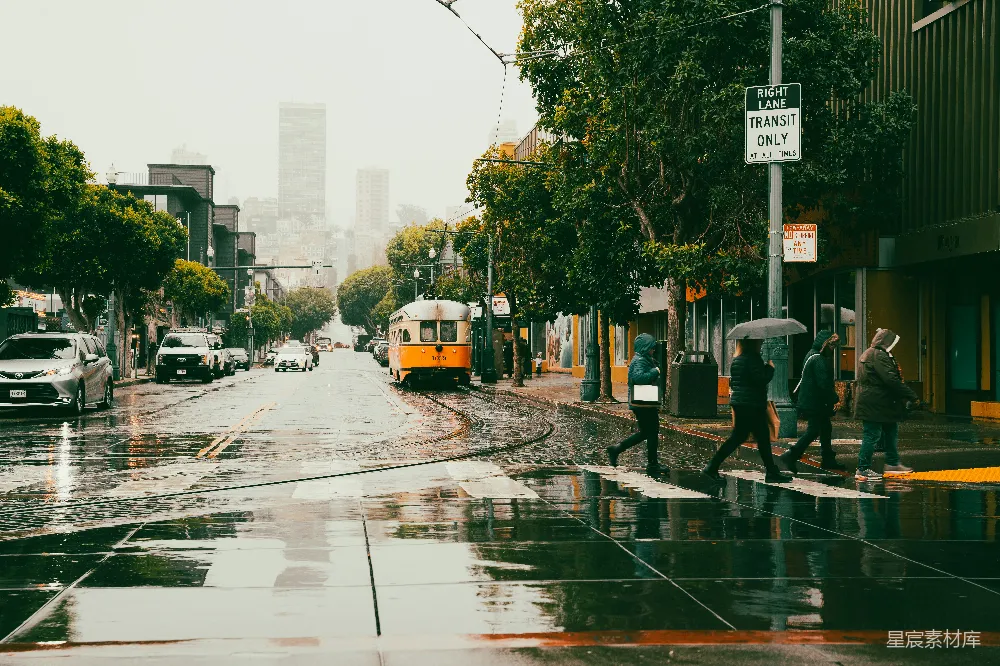 高清摄影 雨中的城市里有人在街上穿越。