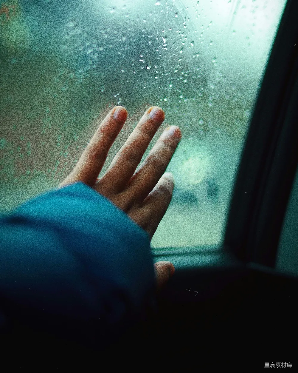 高清摄影 手触碰着蒙雨的窗 Pane of the rainy window is touched by hand.