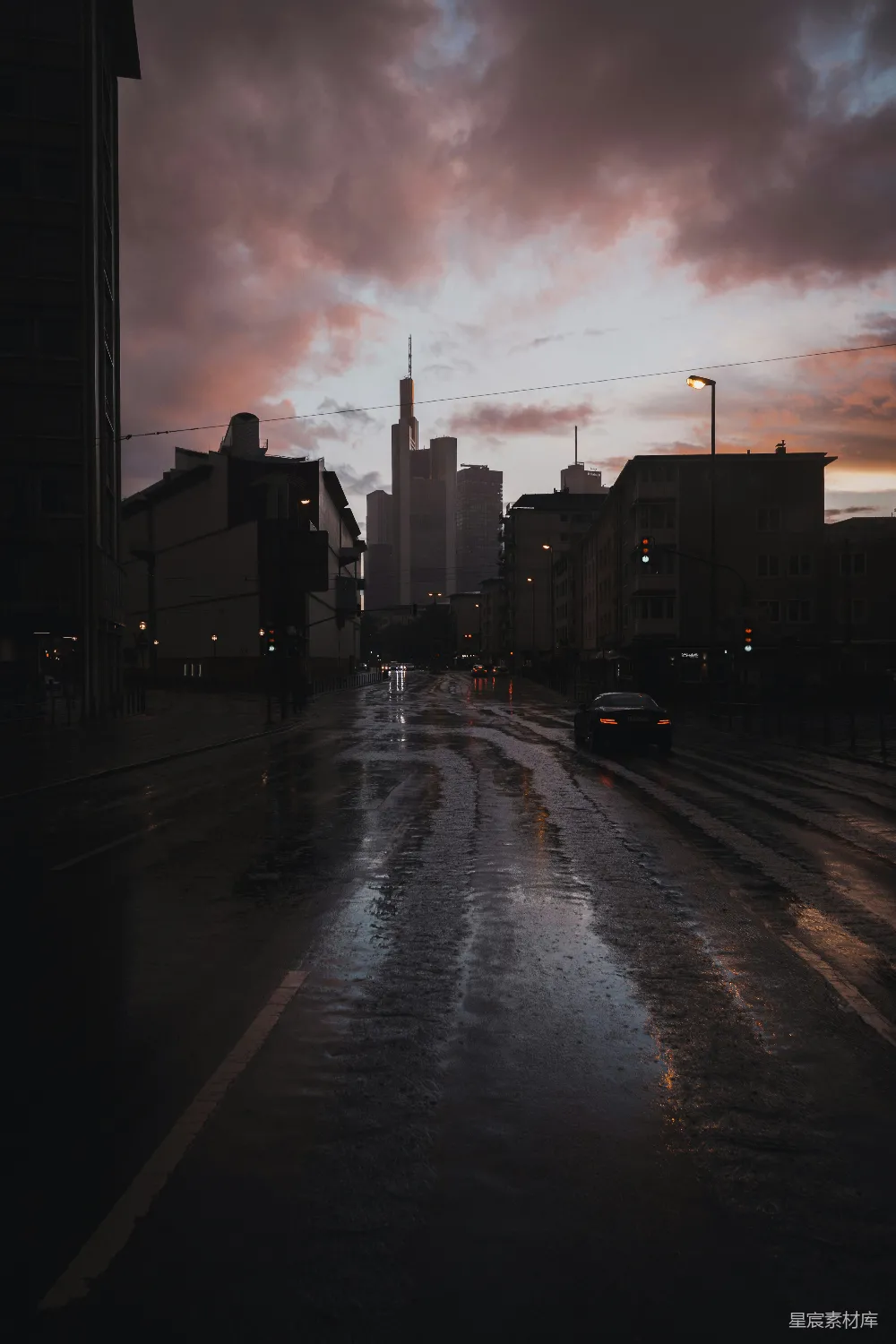 高清摄影 夜晚的城市街道，地面有雨水