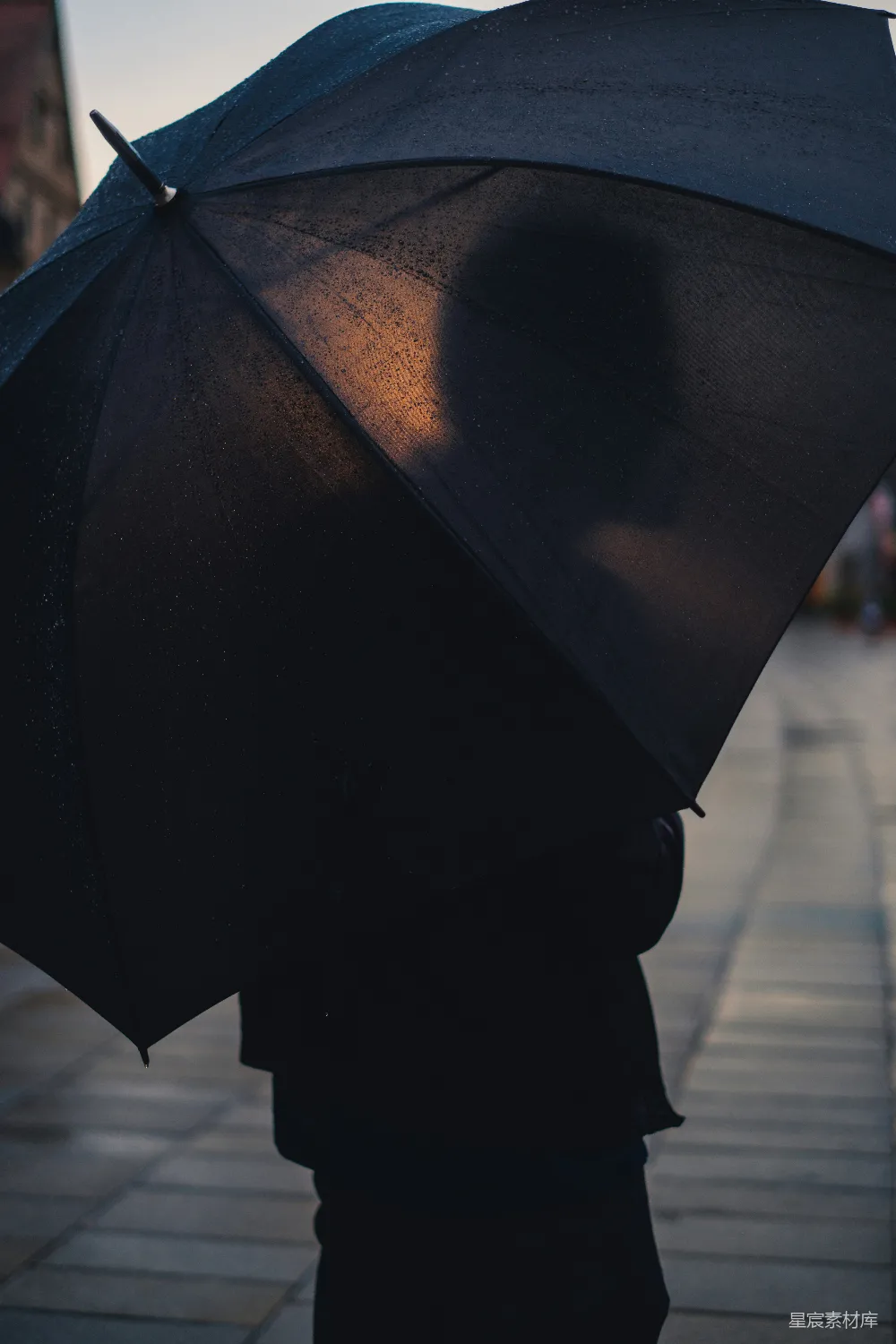 高清摄影 手持黑色雨伞的人