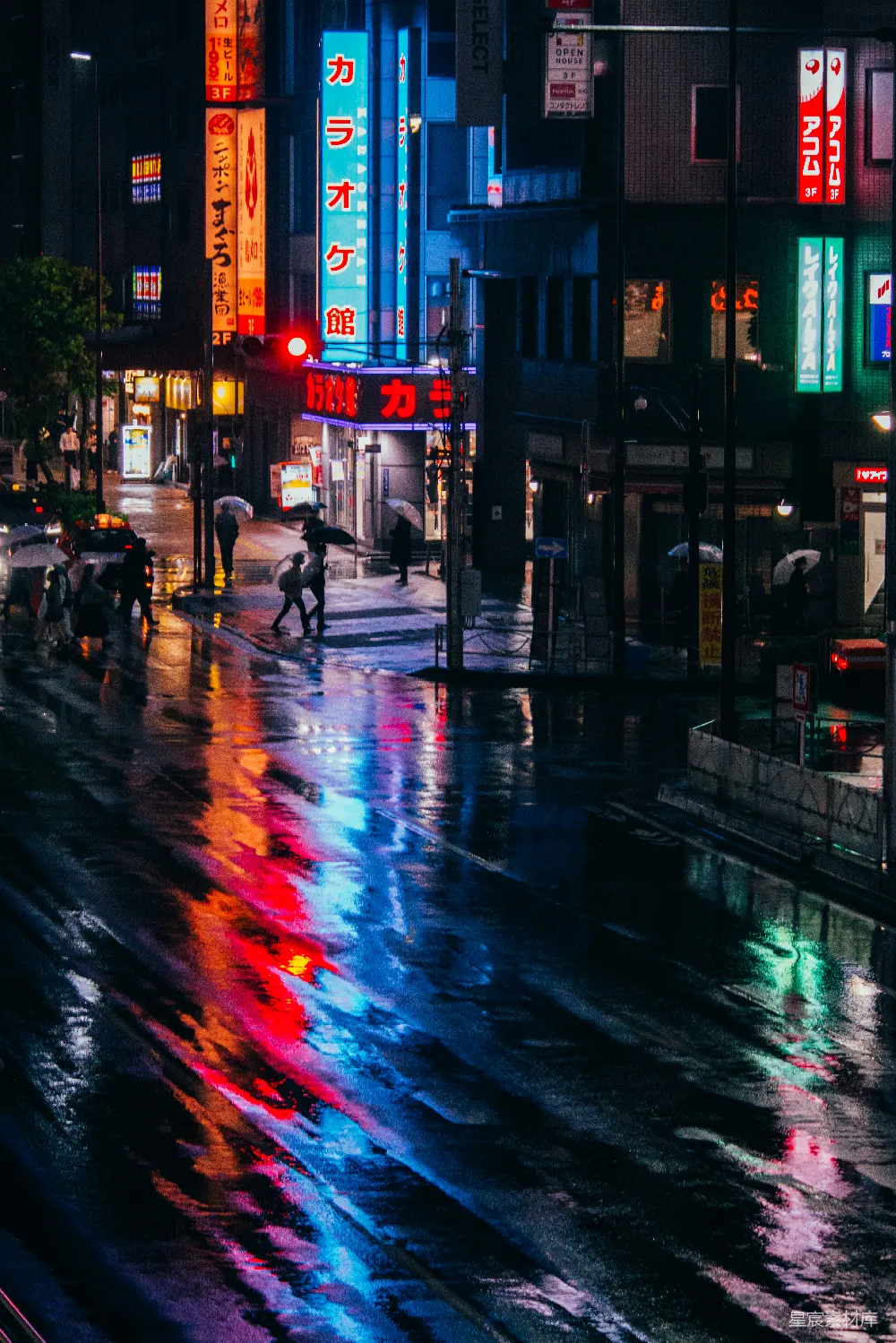 高清摄影 夜晚街道上的人们行走