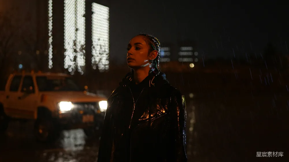 高清摄影 夜幕下妇女站在雨中。
