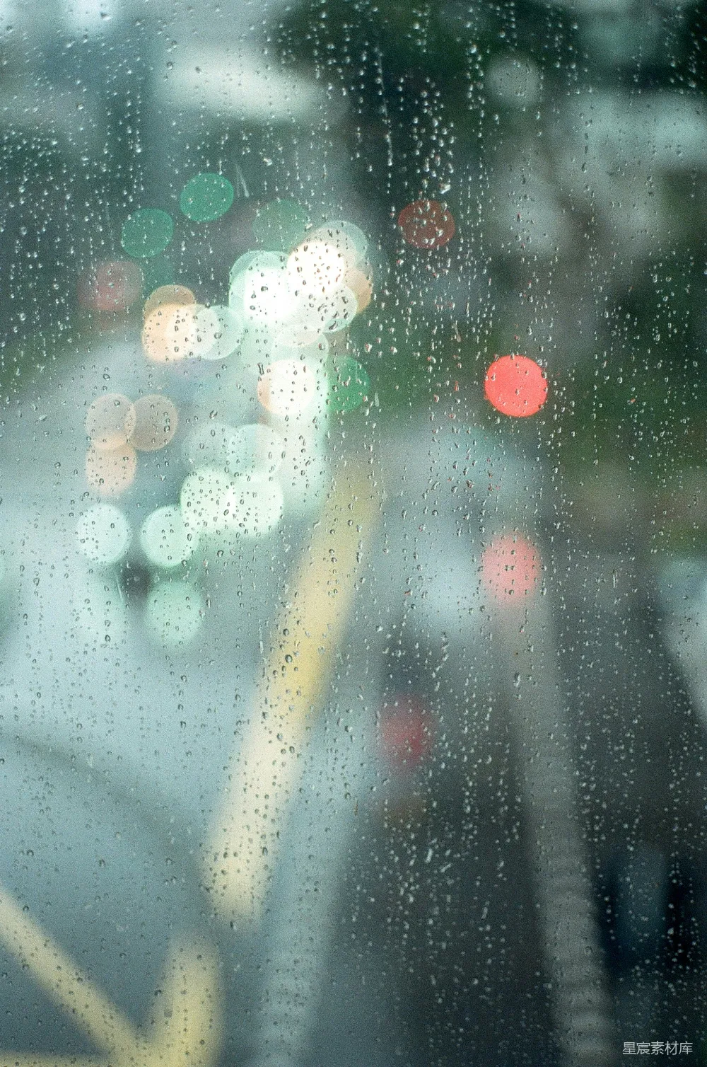 高清摄影 窗户上挂着雨滴