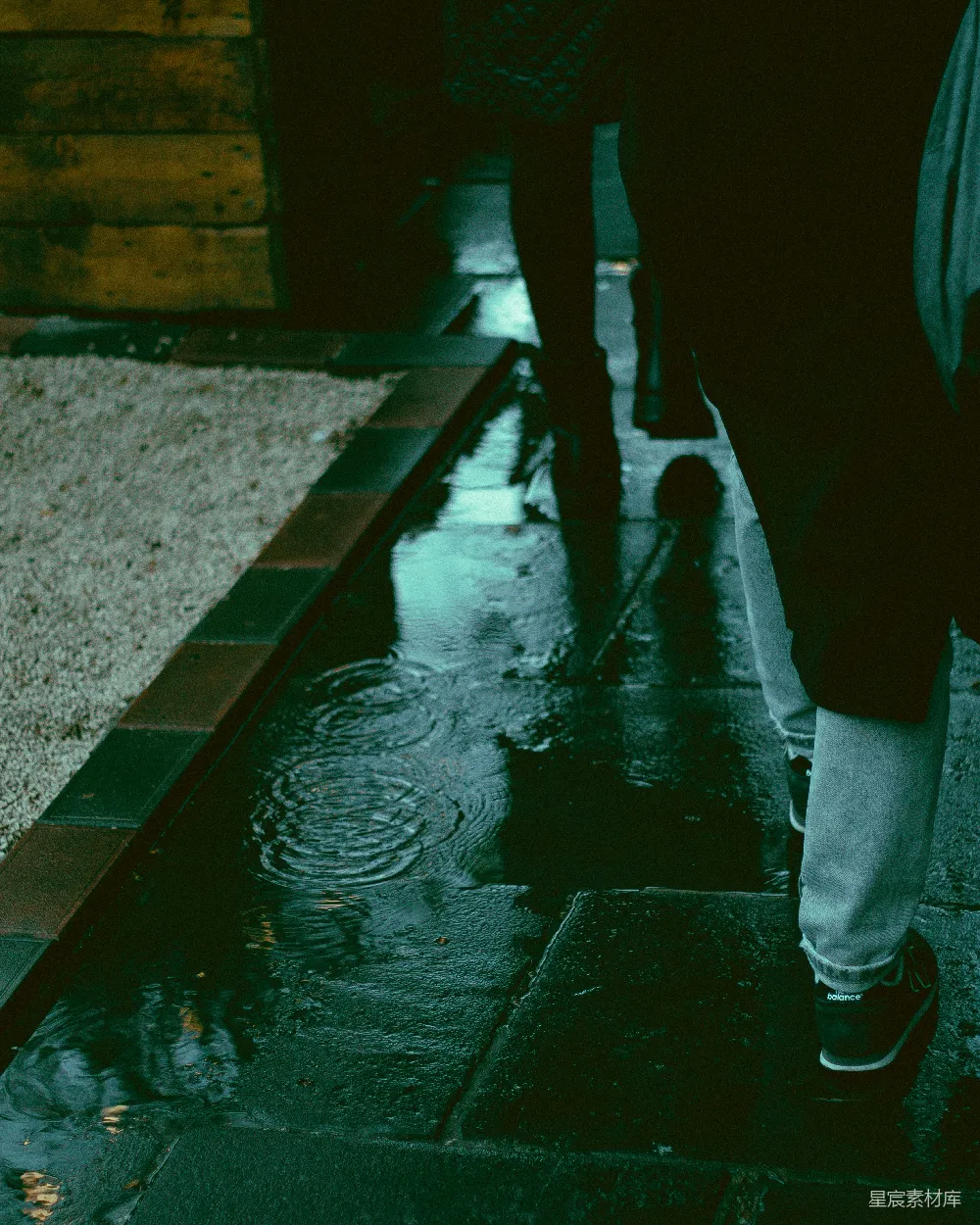 高清摄影 几个人在雨中走在街上