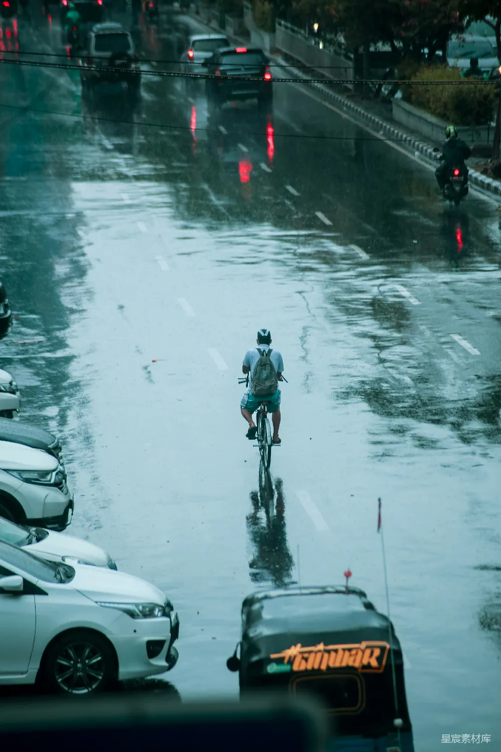 高清摄影 黑色夹克的男人在雪覆盖的道路上骑自行车的白天场景