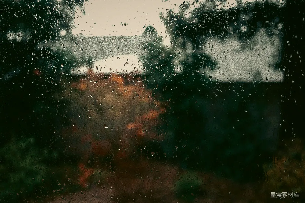 高清摄影 一幅模糊的照片，窗户上有雨滴。