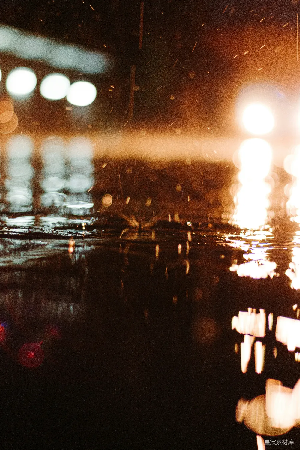 高清摄影 夜幕下水泥路上的雨滴