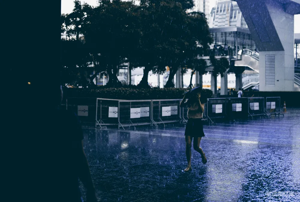 高清摄影 黑色连衣裙的女人在湿路上行走