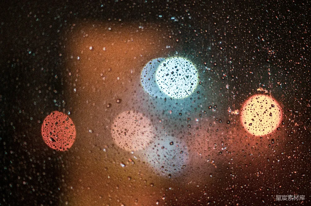 高清摄影 窗外有交通灯的窗户上滴着雨drops。