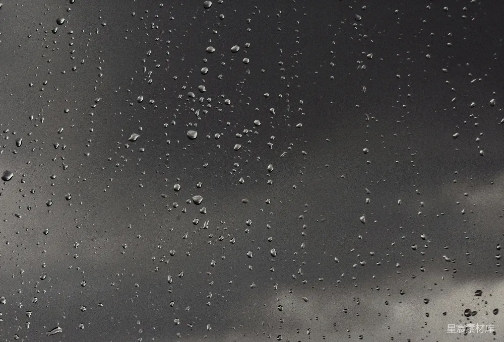 高清摄影 窗外乌云密布，雨滴落在窗户上。