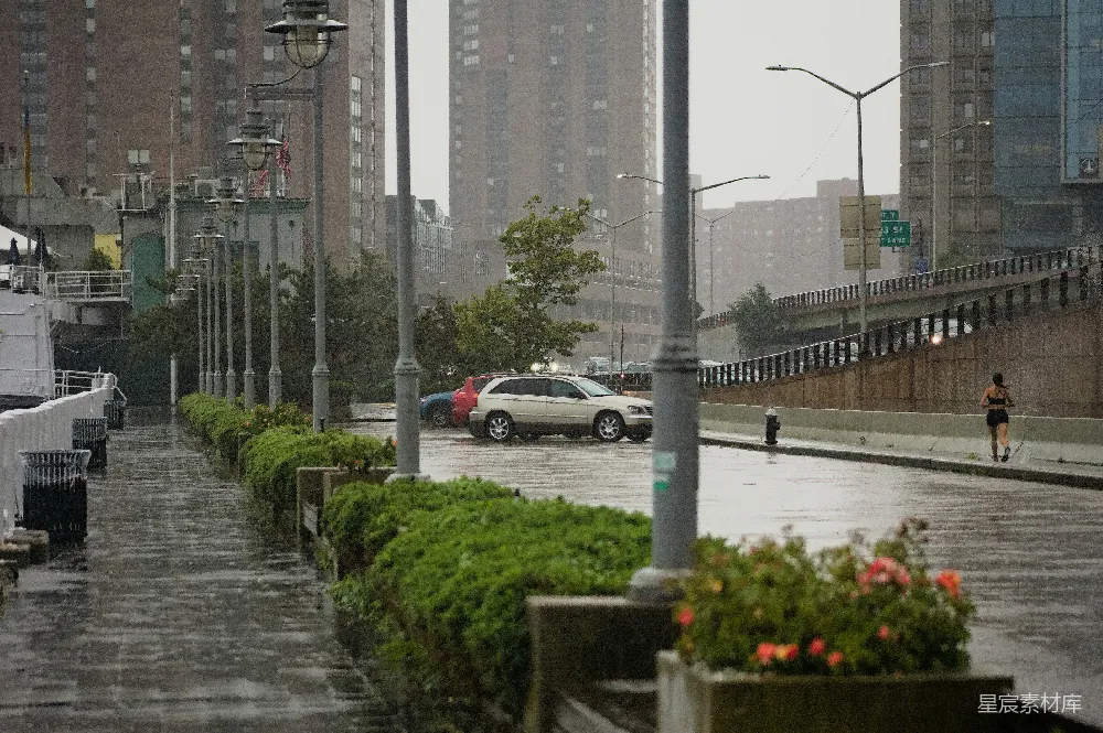 高清摄影 一辆白色轿车沿着一排高建筑物的街道上行驶。