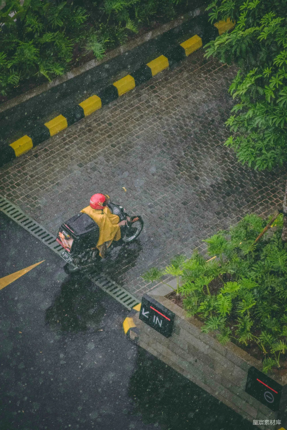 高清摄影 红色头盔的人骑着摩托车