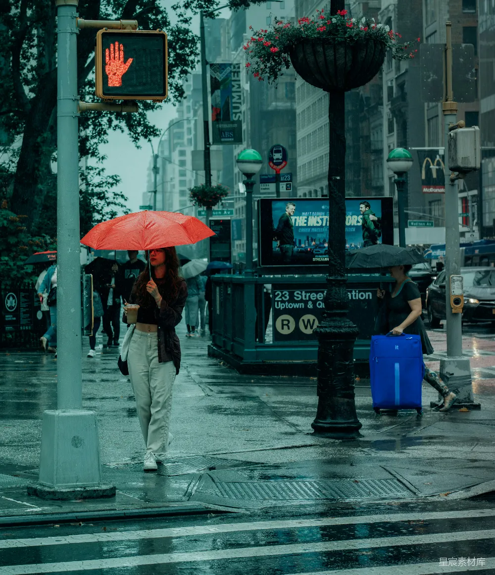 高清摄影 一个女人走在街上拿着雨伞