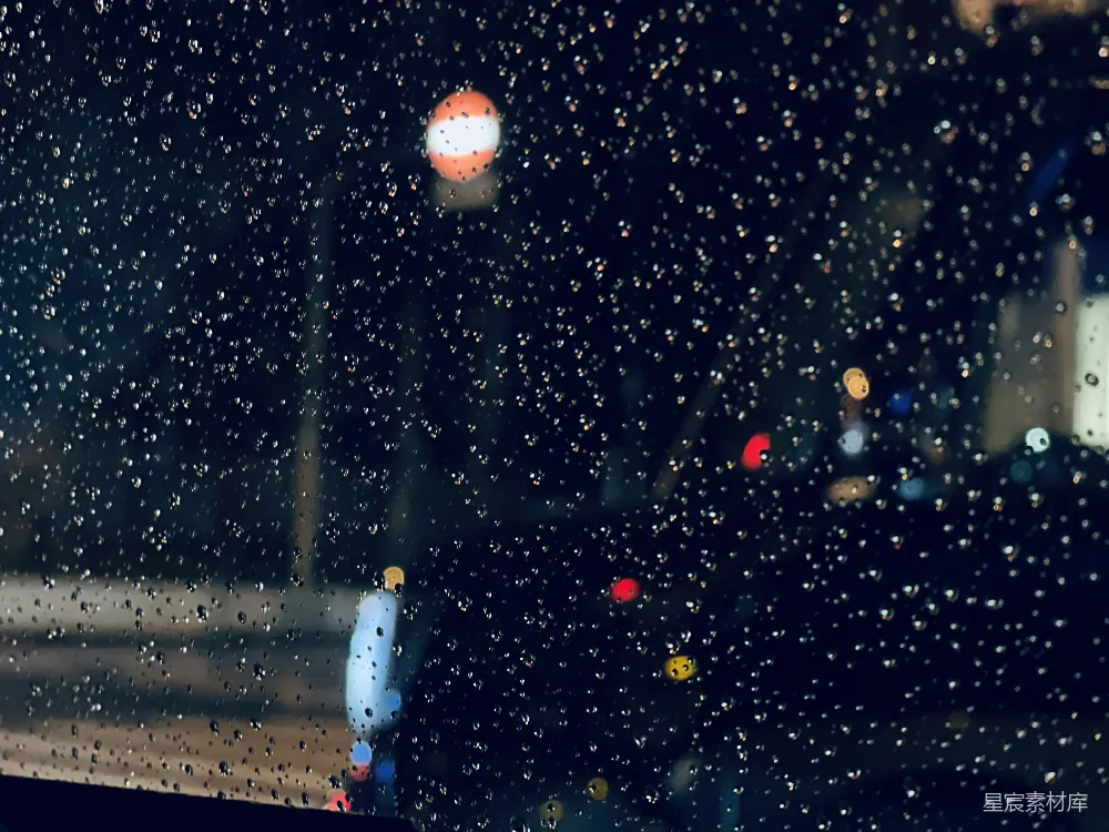 高清摄影 穿着蓝外套的人站在夜间的街道上