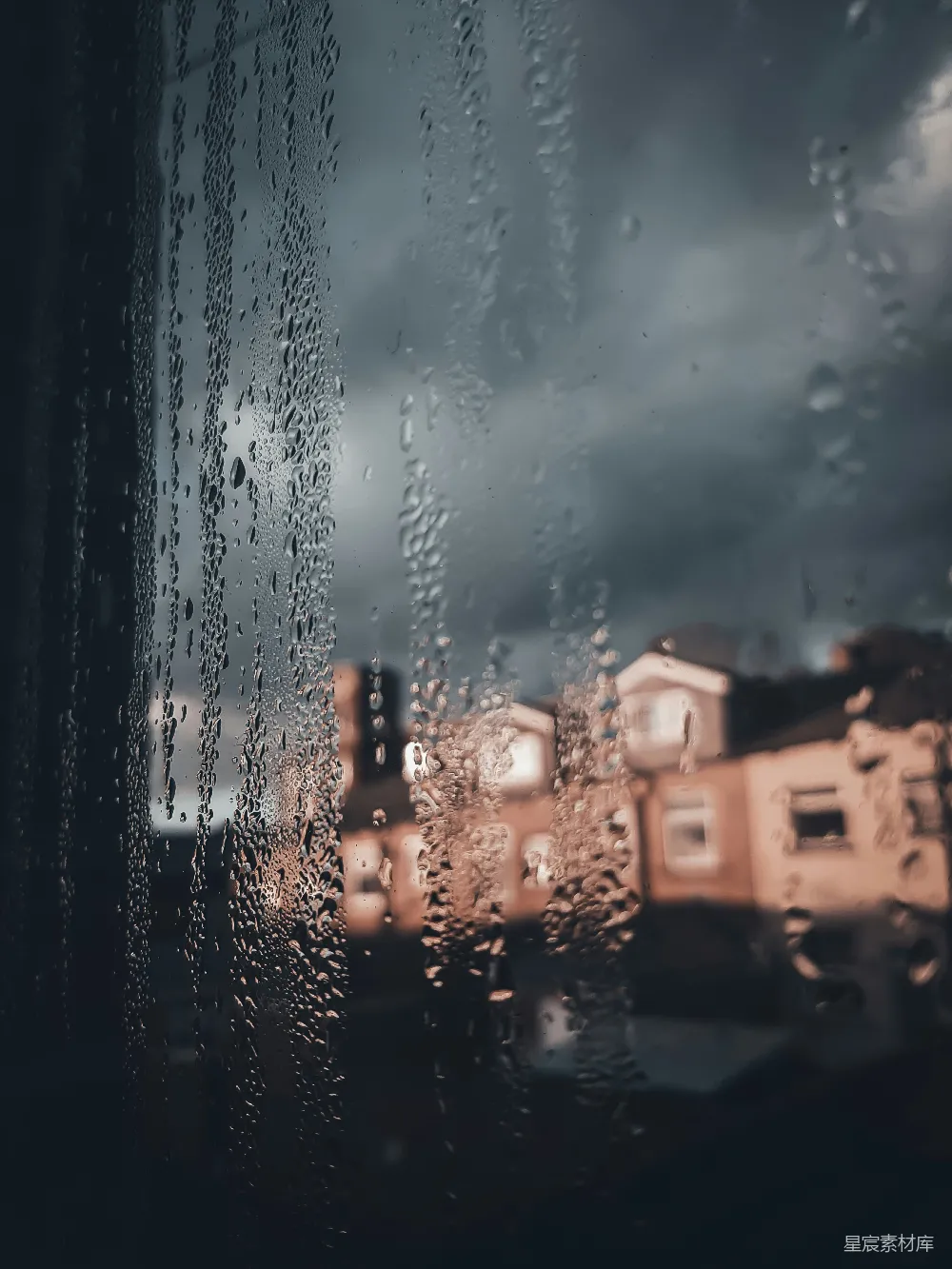 高清摄影 背景中有一幢建筑的窗户被雨水覆盖。
