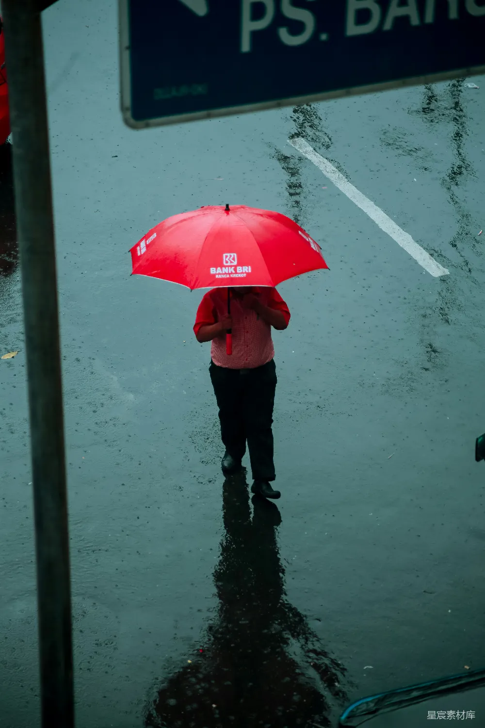 高清摄影 黑色裤子的人拿着红色雨伞