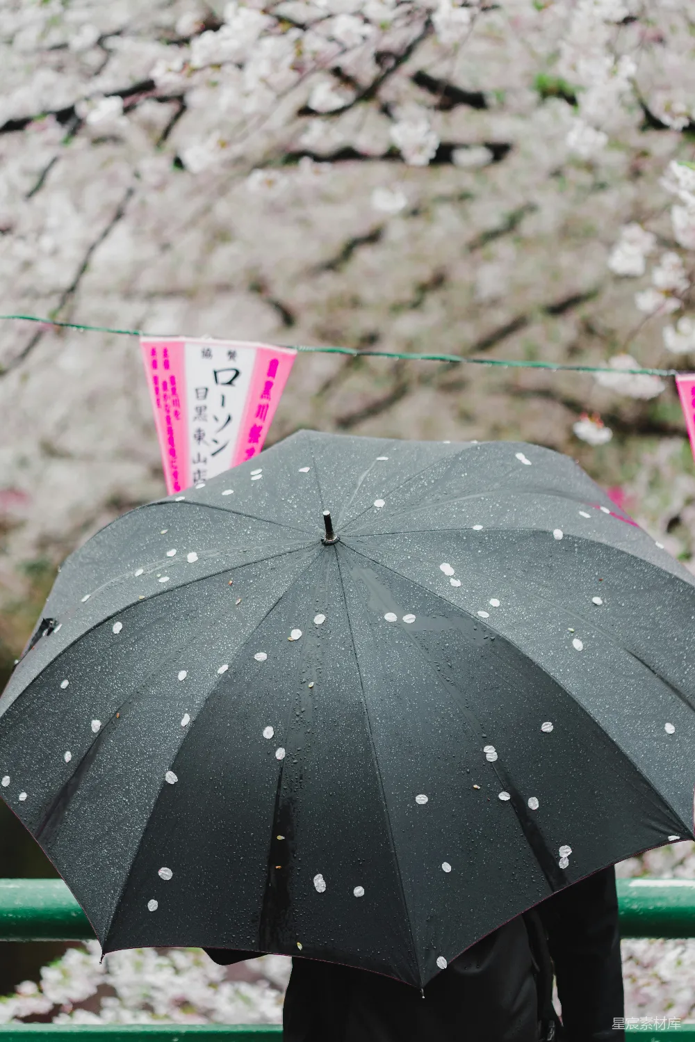 高清摄影 手持灰色雨伞的人