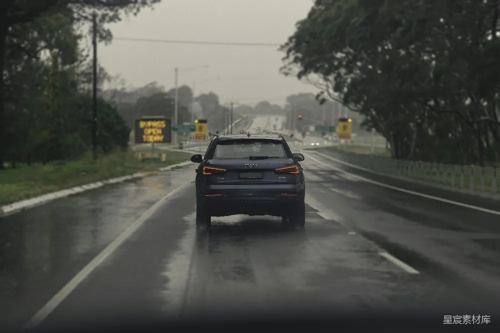 高清摄影 白天路上的一辆黑车