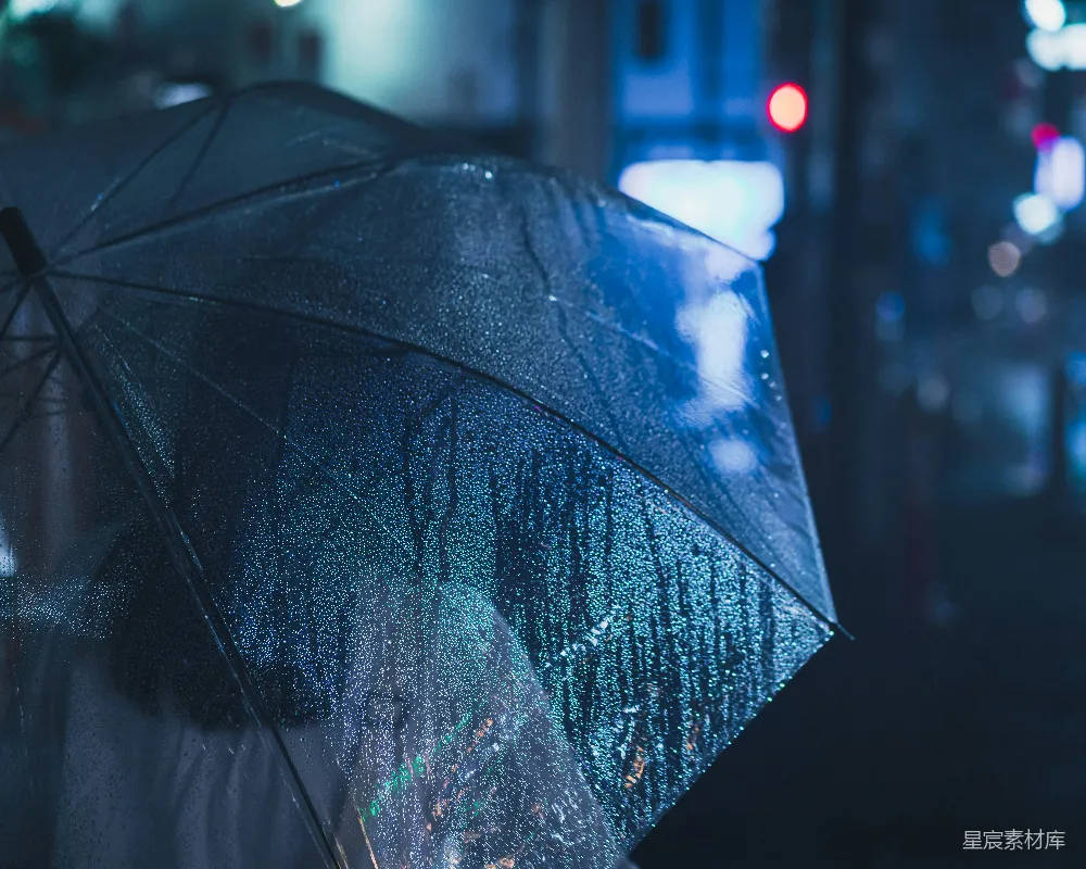 高清摄影 城市街道上一个持伞的人在夜晚