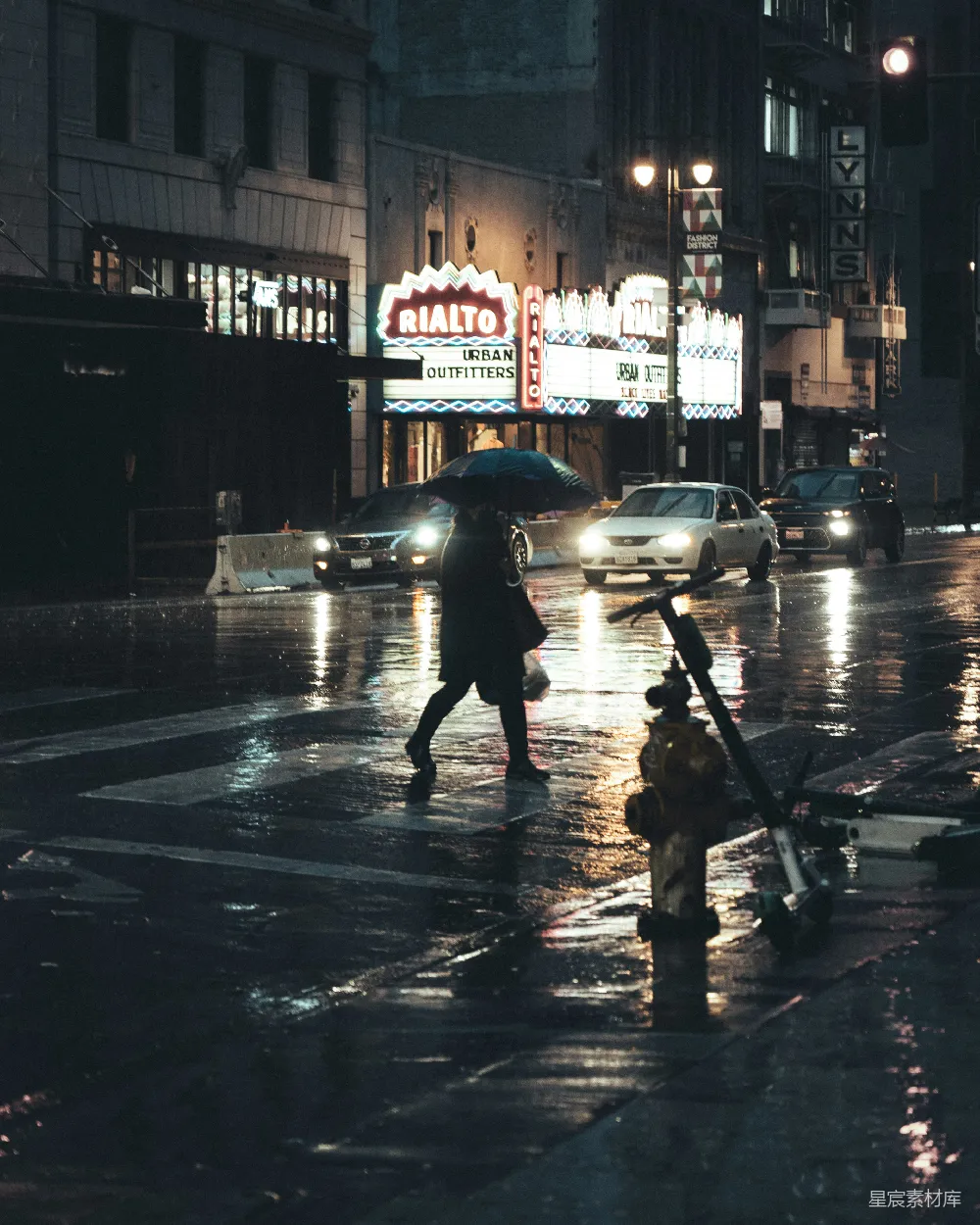 高清摄影 黑色夹克的人拿着雨伞在夜晚步行于人行道上