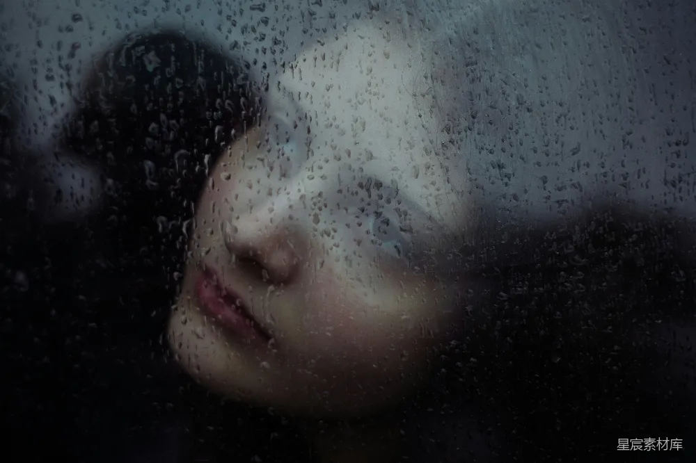 高清摄影 透过雨淋的玻璃看到的女人的脸