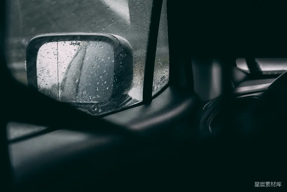 高清摄影 汽车侧面镜子上有雨滴