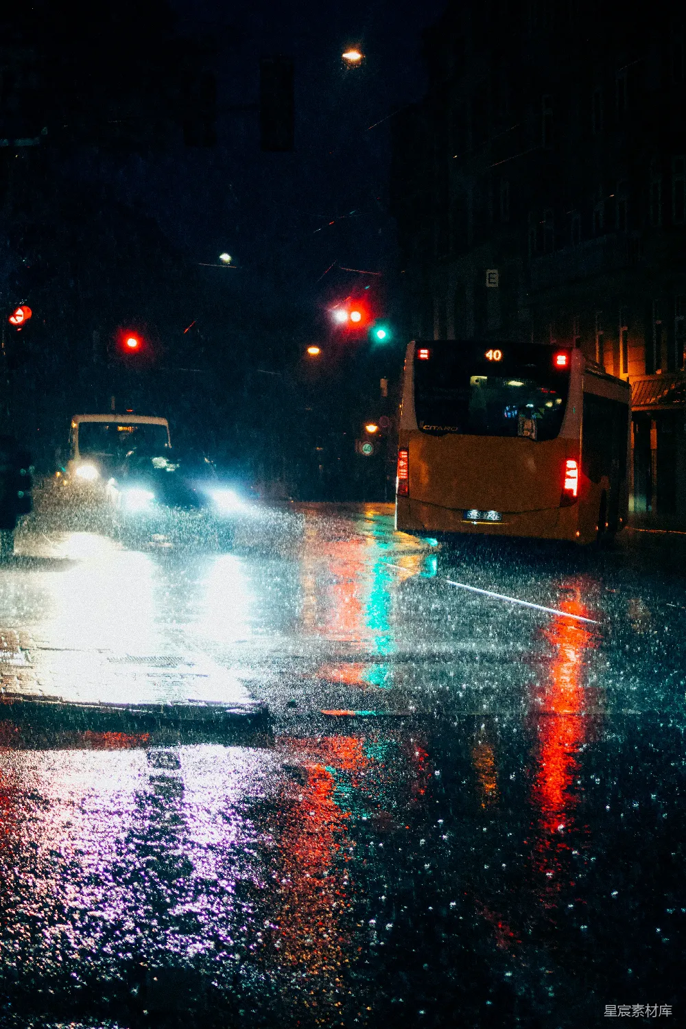 高清摄影 夜晚的城市街道，交通灯闪烁，细雨蒙蒙。