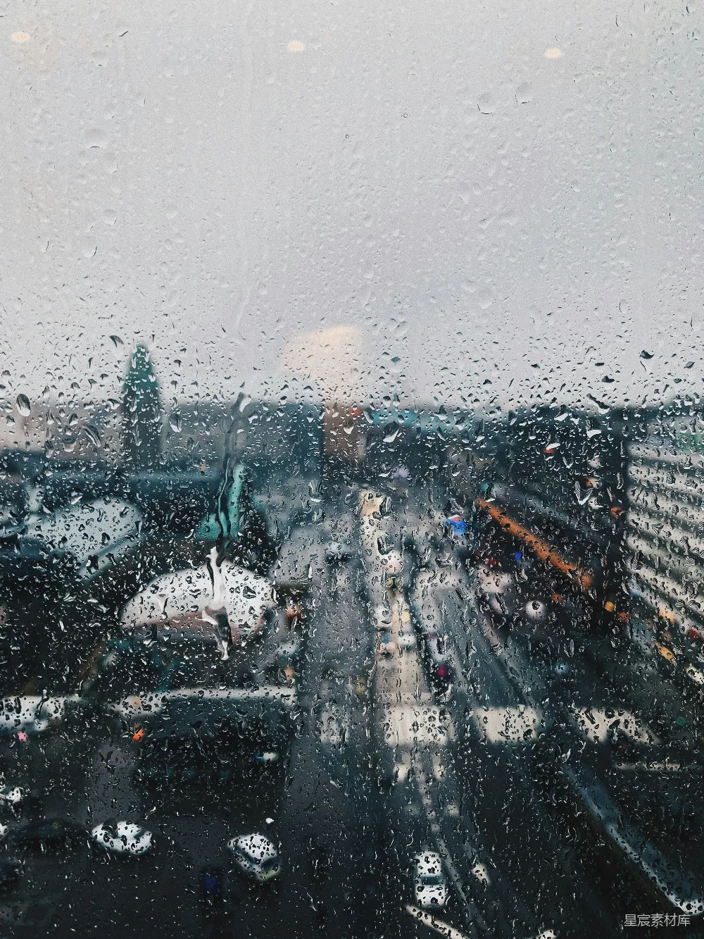 高清摄影 透过蒙上雨的窗户看的城市景观
