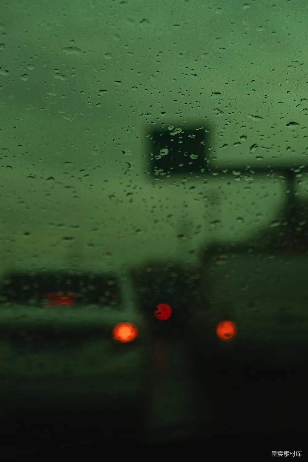 高清摄影 雨后车窗透过的一片交通景象