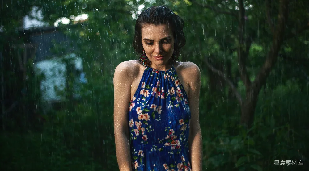 高清摄影 蓝花连衣裙的女子站在户外雨中静立。