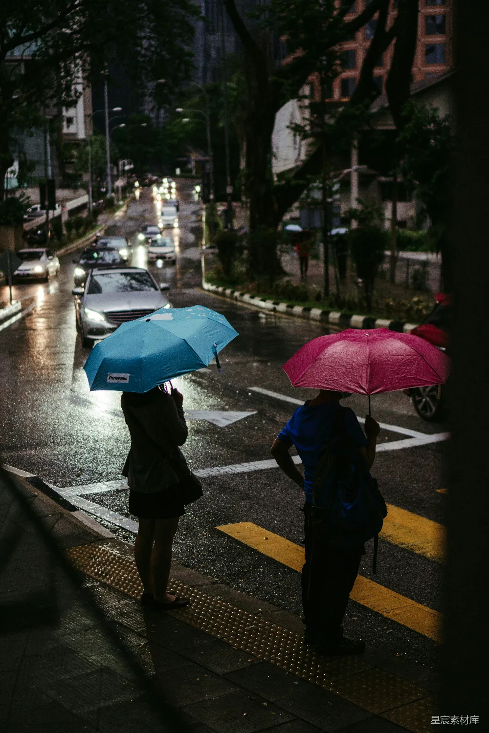高清摄影 sidewalks有人拿着雨伞