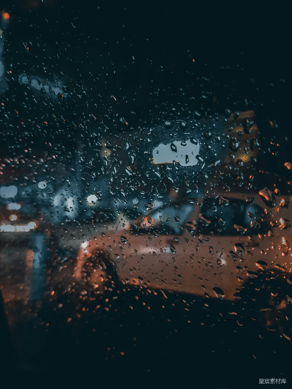 高清摄影 从车内看的一条雨中的街道