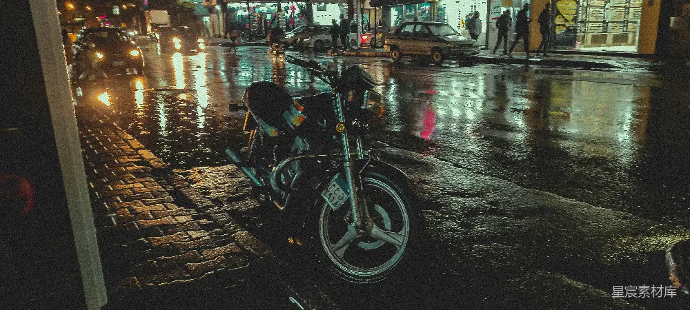 高清摄影 摩托车停在一条湿漉漉的街道一侧